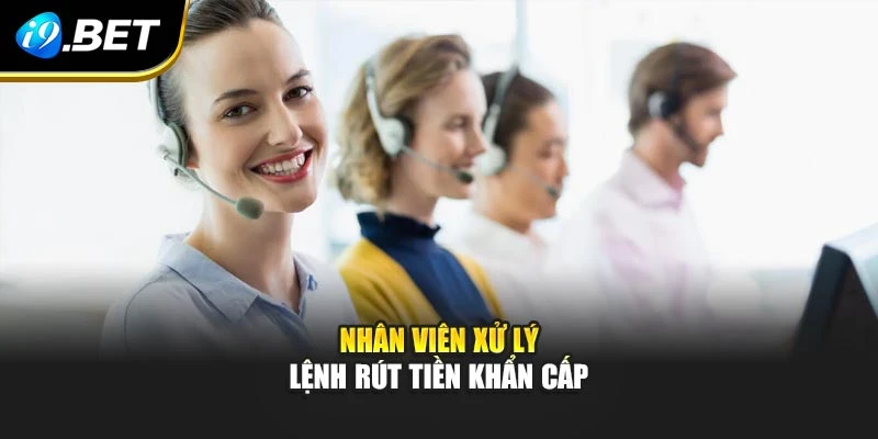 Nhân viên xử lý lệnh rút tiền khẩn cấp